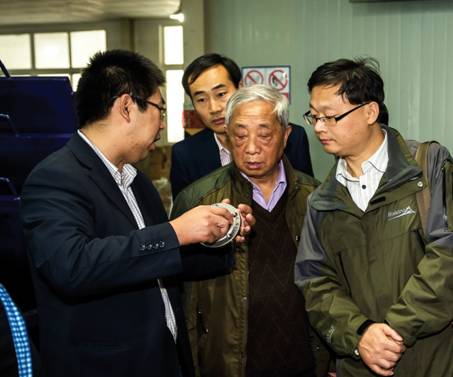 我市举办院士专家园区行活动。图为中国科学院院士赵淳生（中）考察高港企业。.jpg