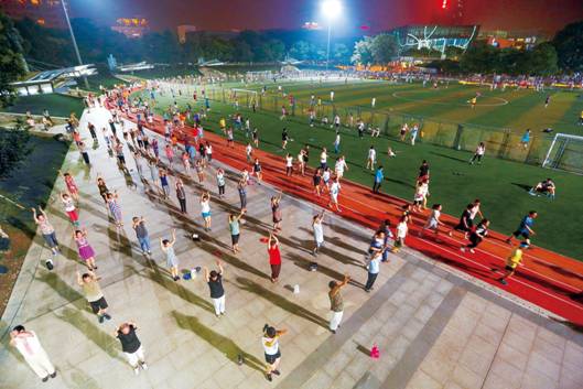 市民文化广场全民广场舞.jpg